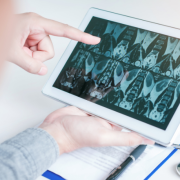 “Entenda as implicações éticas do uso de IA na interpretação de imagens médicas”, por Dra. Thaline Neves.