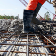 Na construção em escala, Valderci Malagosini Machado destaca como painéis treliçados impulsionam sistemas construtivos industrializados com mais agilidade e precisão.