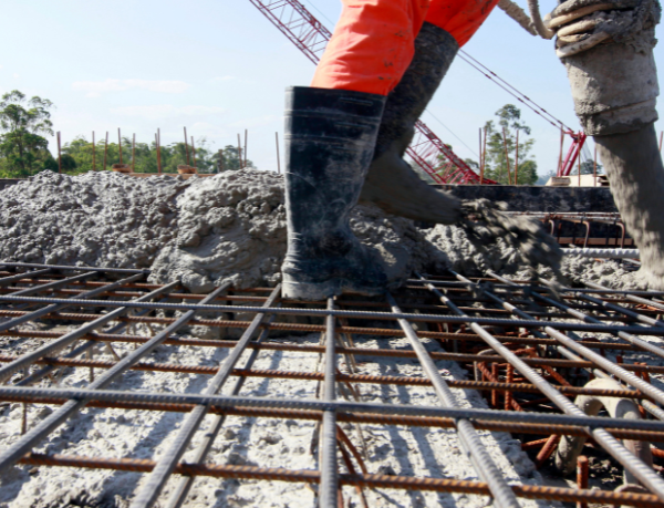 Na construção em escala, Valderci Malagosini Machado destaca como painéis treliçados impulsionam sistemas construtivos industrializados com mais agilidade e precisão.