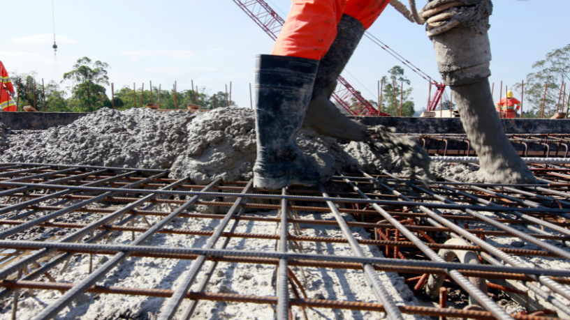 Na construção em escala, Valderci Malagosini Machado destaca como painéis treliçados impulsionam sistemas construtivos industrializados com mais agilidade e precisão.