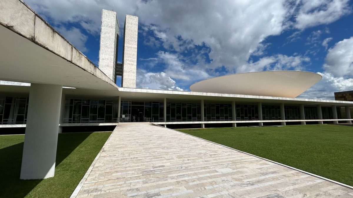 Vista externa do Congresso Nacional do Brasil, em Brasília, sob céu claro.
