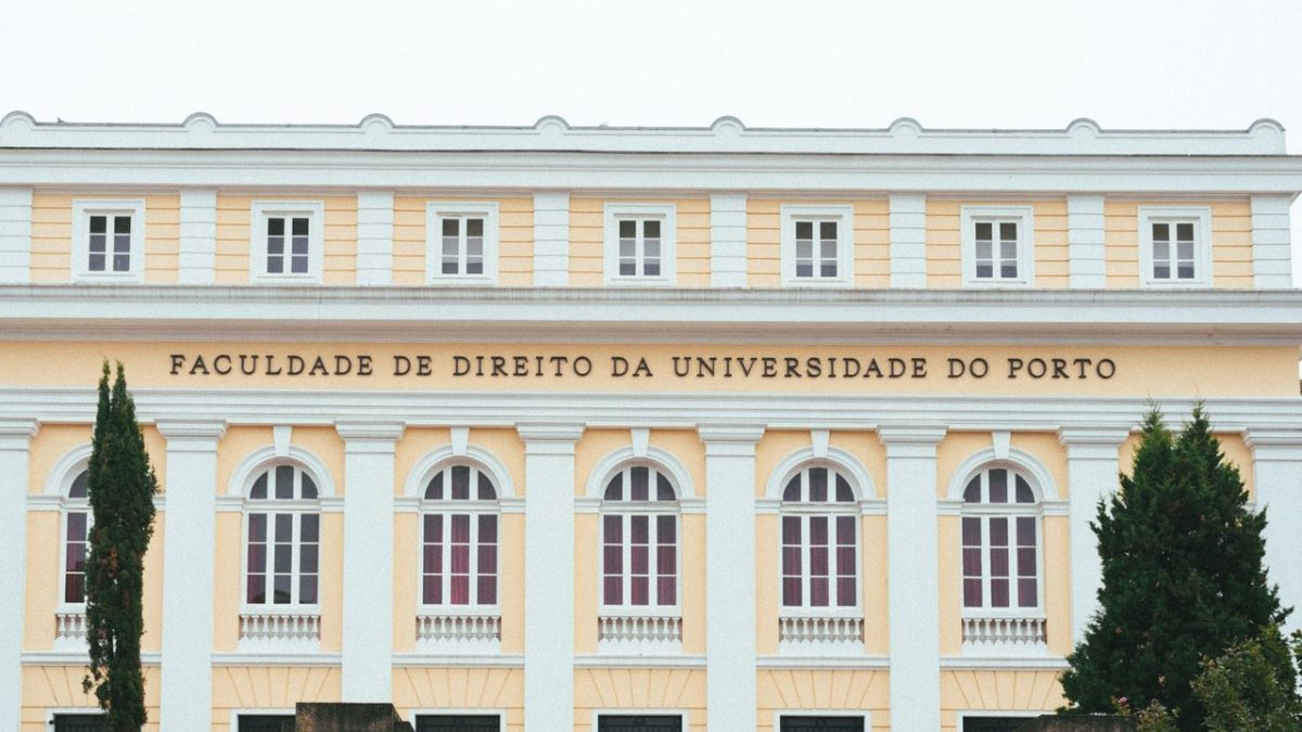 Fachada da Faculdade de Direito da Universidade do Porto, com arquitetura clássica.