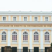 Fachada da Faculdade de Direito da Universidade do Porto, com arquitetura clássica.