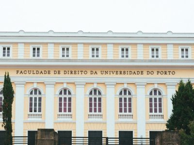 Fachada da Faculdade de Direito da Universidade do Porto, com arquitetura clássica.