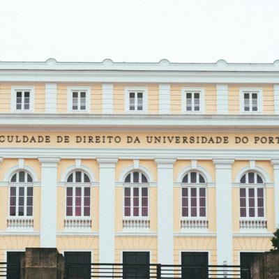Fachada da Faculdade de Direito da Universidade do Porto, com arquitetura clássica.