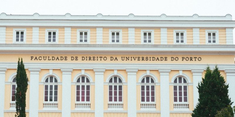 Fachada da Faculdade de Direito da Universidade do Porto, com arquitetura clássica.
