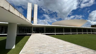Vista externa do Congresso Nacional do Brasil, em Brasília, sob céu claro.