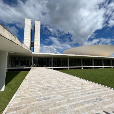 Vista externa do Congresso Nacional do Brasil, em Brasília, sob céu claro.