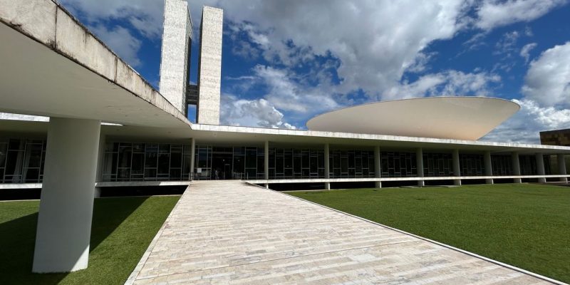 Vista externa do Congresso Nacional do Brasil, em Brasília, sob céu claro.